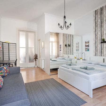 K10 - Kazinczy Street Heritage Suite - Best Location By Bqa بودابست المظهر الخارجي الصورة