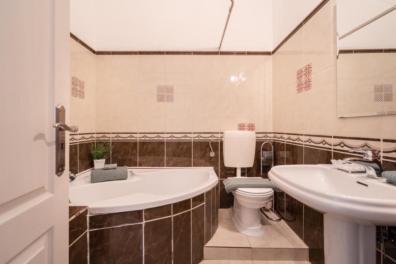 K10 - Kazinczy Street Heritage Suite - Best Location By Bqa بودابست المظهر الخارجي الصورة