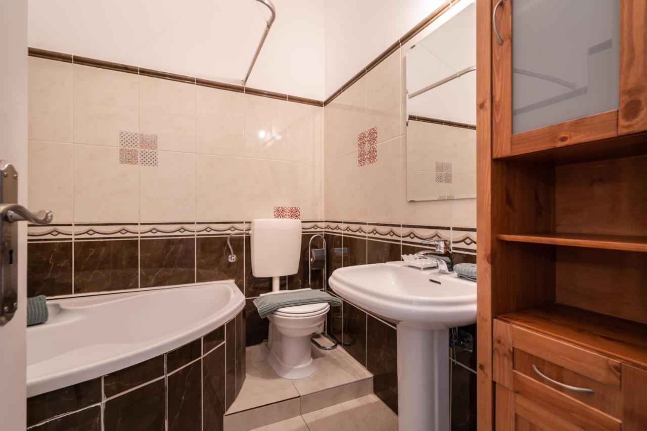 K10 - Kazinczy Street Heritage Suite - Best Location By Bqa بودابست المظهر الخارجي الصورة