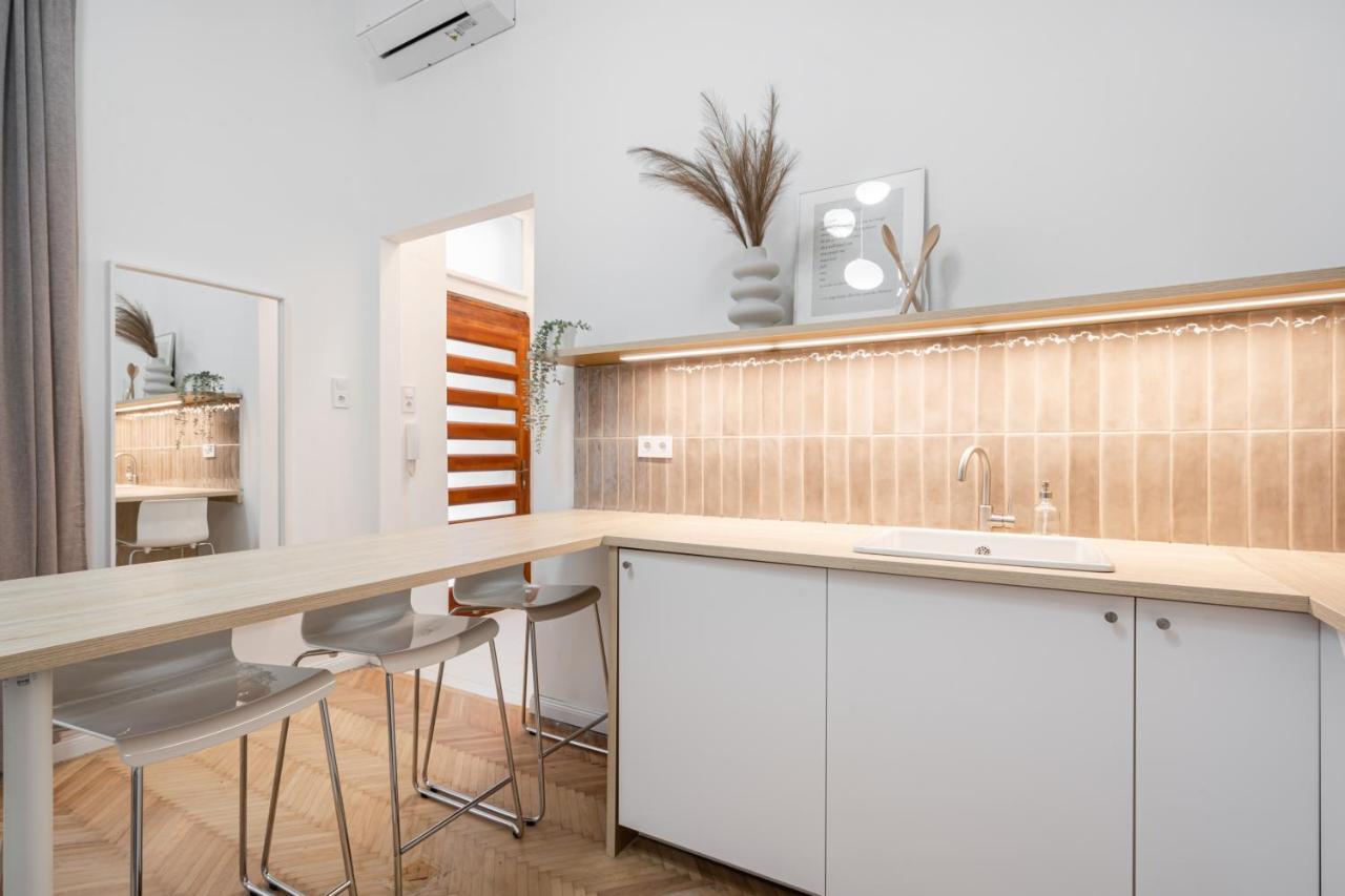 K10 - Kazinczy Street Heritage Suite - Best Location By Bqa بودابست المظهر الخارجي الصورة